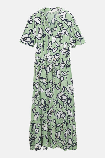 Groene jurk met korte mouwen van Tom Tailor met zwart-wit bloemenpatroon, strikceintuur en ruchezoom.