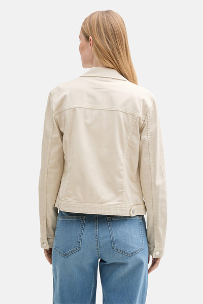 Beige spijkerjasje van Tom Tailor, achterkant, gedragen met een blauwe spijkerbroek.