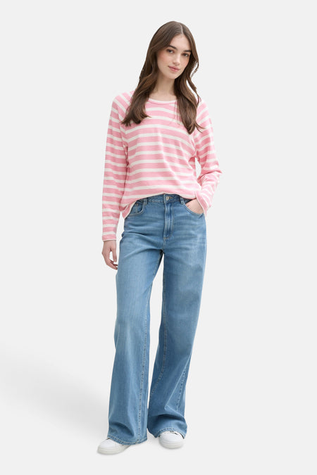 Sweat rose à rayures de Tom Tailor, porté avec un jean ample bleu et des baskets blanches.