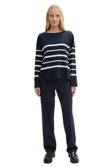 Marineblauwe broek van Tom Tailor, gedragen met een gestreepte trui en zwarte plateauzolen.