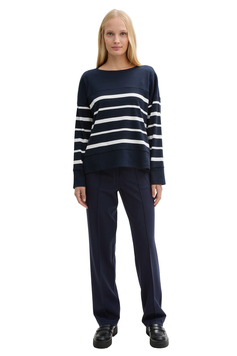 Marineblauwe broek van Tom Tailor, gedragen met een gestreepte trui en zwarte plateauzolen.