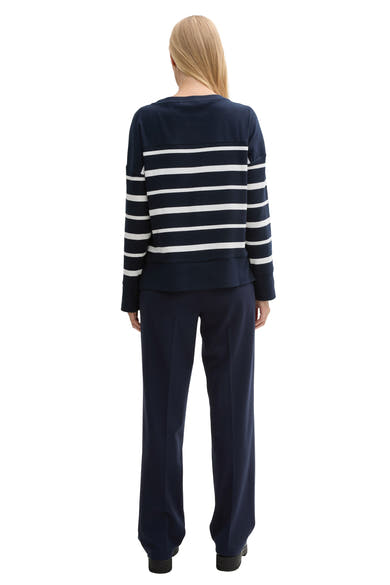 Blauwe broek van Tom Tailor, rechte pasvorm, gedragen met een blauw-wit gestrepen trui.
