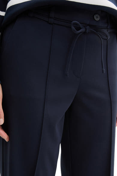 Donkerblauwe broek van Tom Tailor met een gestrikte trekkoord en strepen aan de bovenkant.