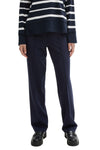 Marineblauwe pantalon met rechte pijpen van Tom Tailor, gedragen met een gestreepte trui en zwarte loafers met dikke zool.