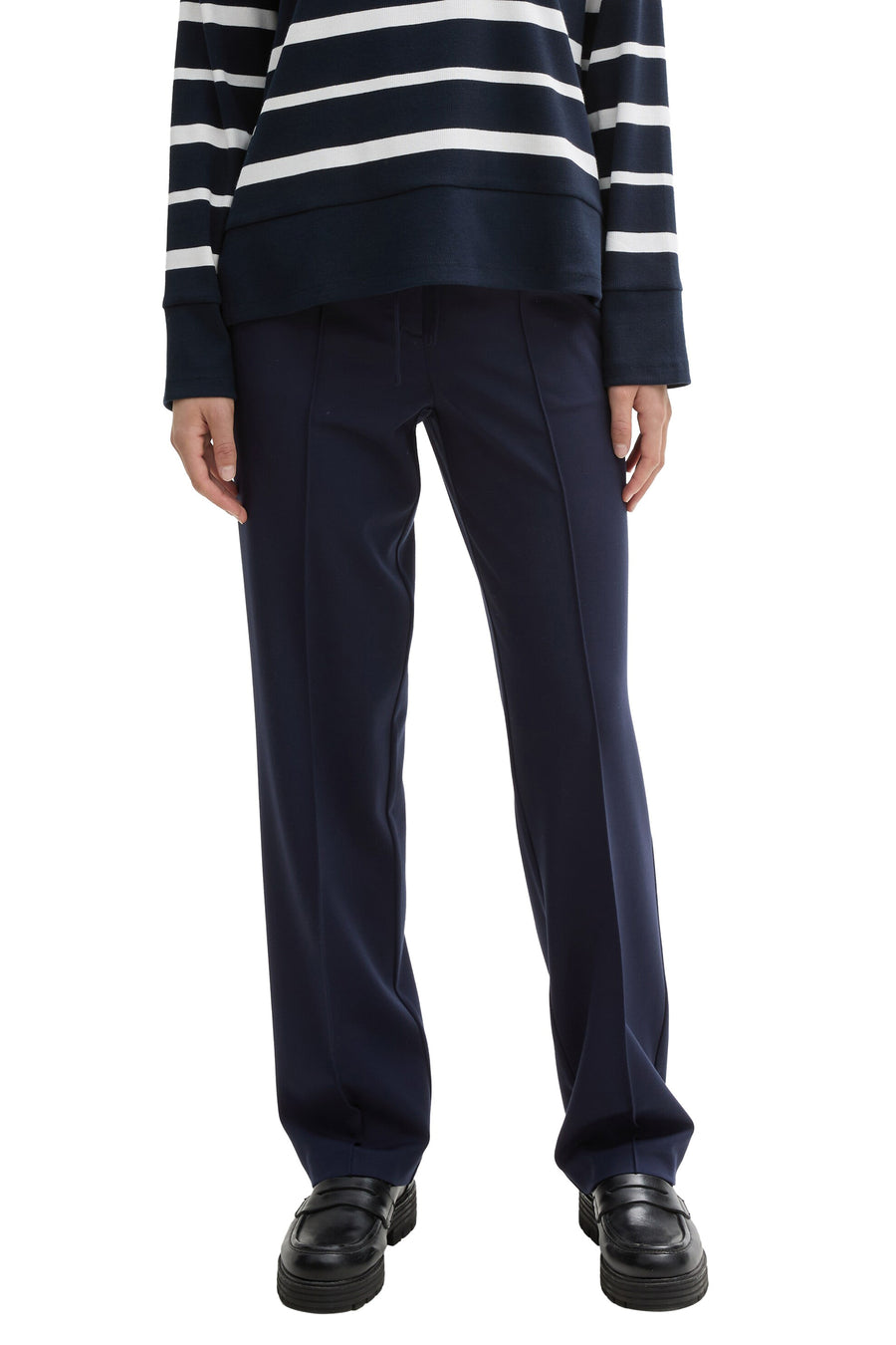Marineblauwe pantalon met rechte pijpen van Tom Tailor, gedragen met een gestreepte trui en zwarte loafers met dikke zool.