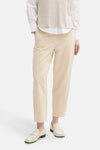 Beige 7/8 chino van Tom Tailor, met opgestikte zakken aan de achterkant, gedragen met een mouwloos vest.