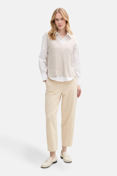 Chino 7/8 beige de Tom Tailor, porté avec un chemisier blanc et des mocassins crème.