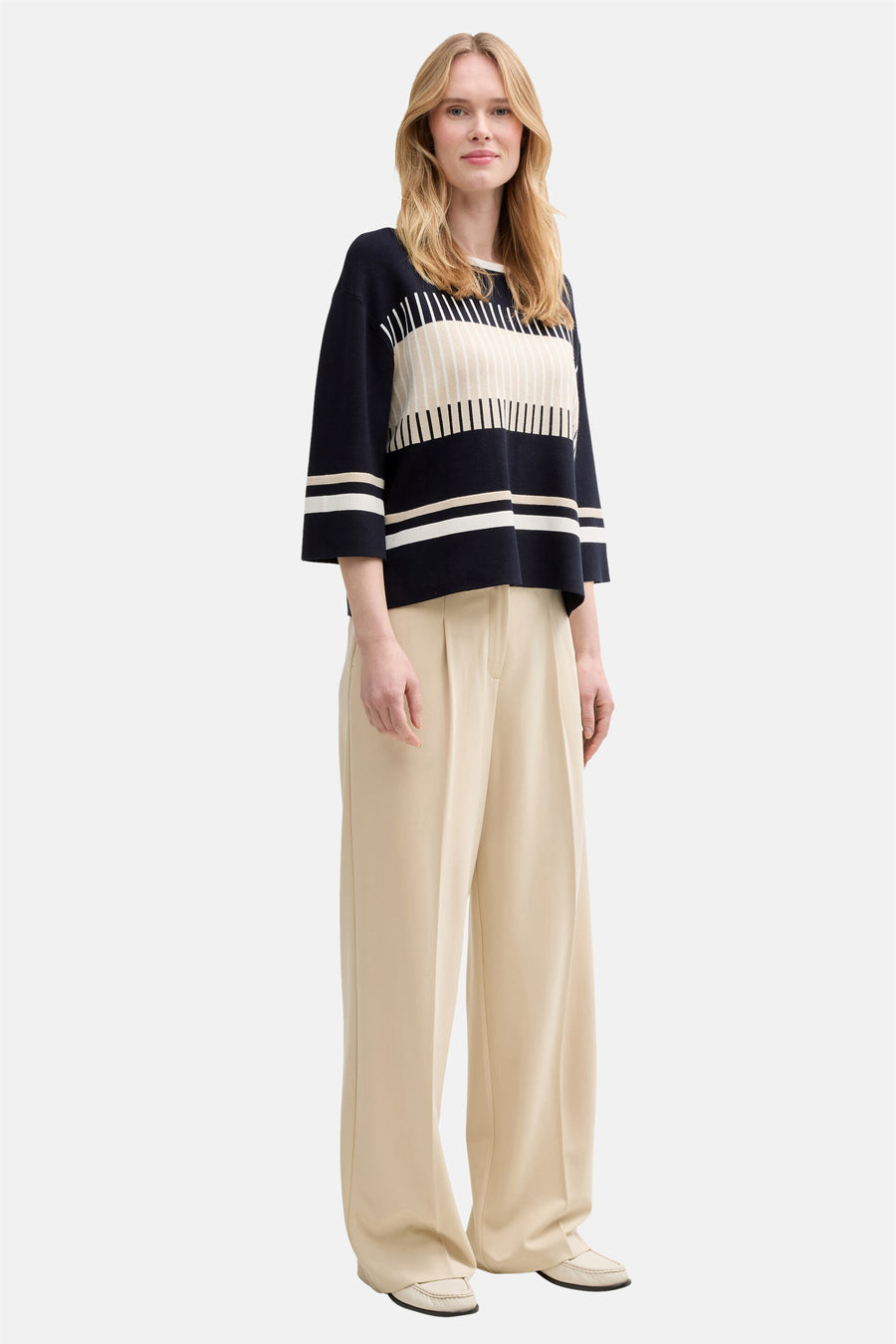 Ronde hals trui blauw van Tom Tailor met horizontale strepen, gedragen met een wijde beige broek en loafers.