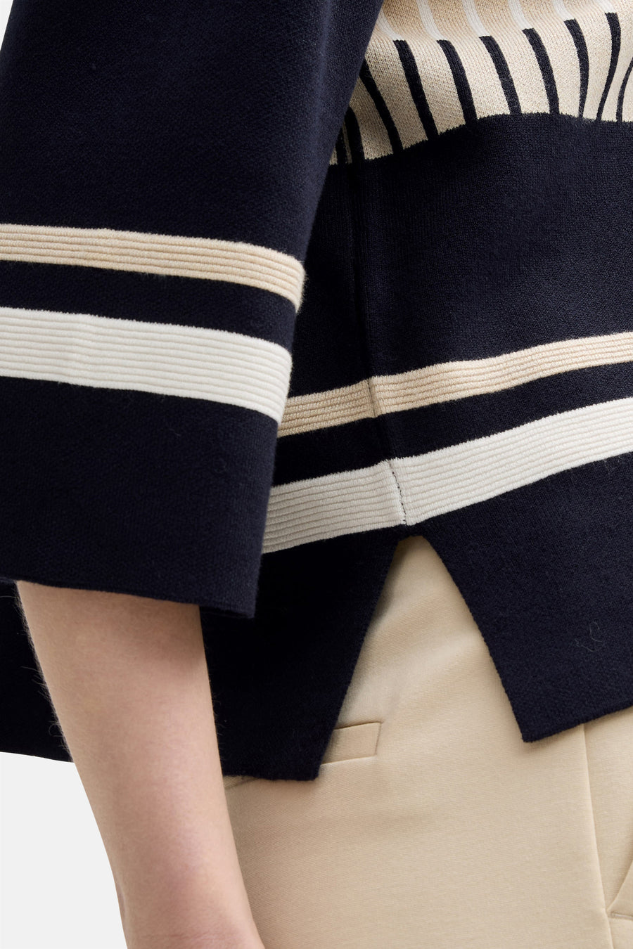 Ronde hals trui van Tom Tailor in blauw met witte en beige strepen op getextureerde stof.