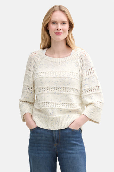 Pull à col rond écru de Tom Tailor, avec motifs ajourés et manches trois-quarts, porté avec un jean bleu.
