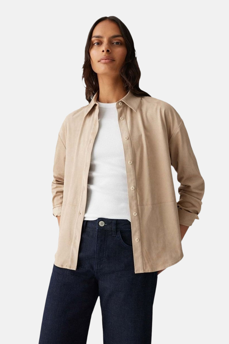 Beige lange mouwen blouse van OPUS, achterkant, gedragen met een donkerblauwe broek.