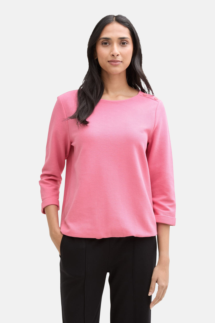 Sweat col rond rose de Tom Tailor, manches trois-quarts, avec deux boutons décoratifs à l'épaule.