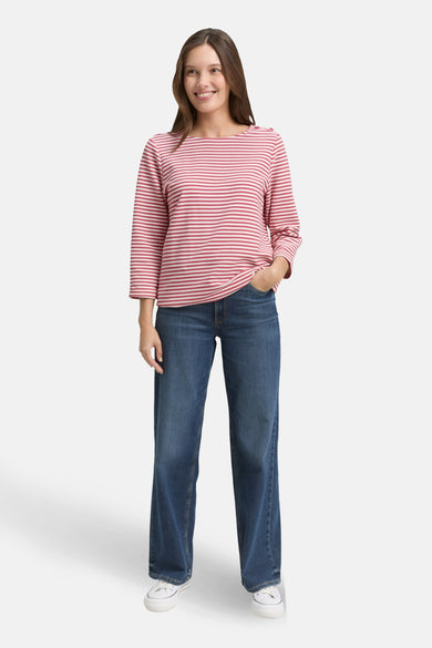 Sweat à col rond multicolore de Tom Tailor, avec des rayures horizontales rouges et blanches, porté avec un jean bleu.