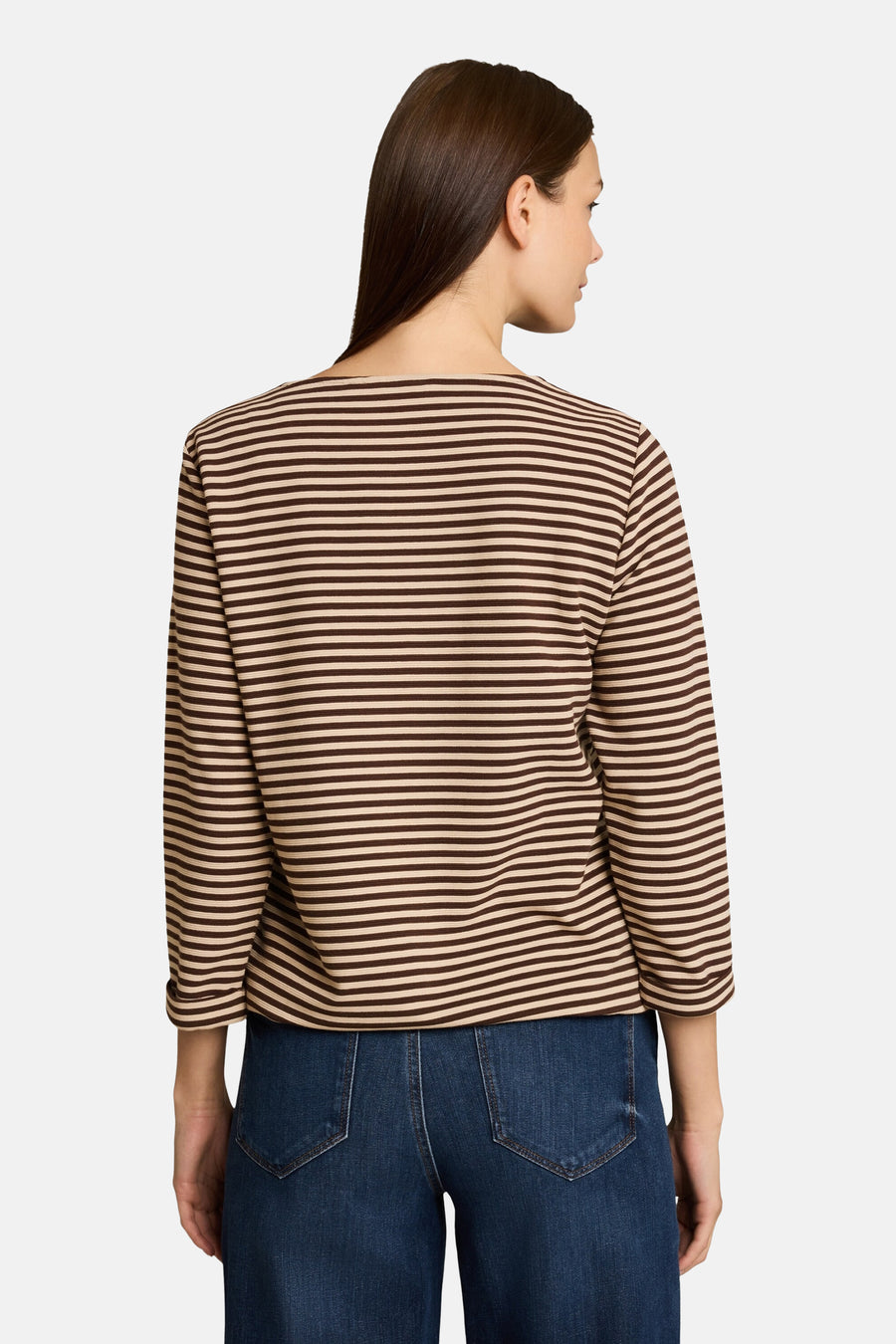 Multicolored striped round-neck sweatshirt back view with brown and beige horizontal stripes, worn with blue jeans