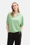 Groen T-shirt met korte mouwen van Tom Tailor, gedragen met een zwarte broek, achterzicht.