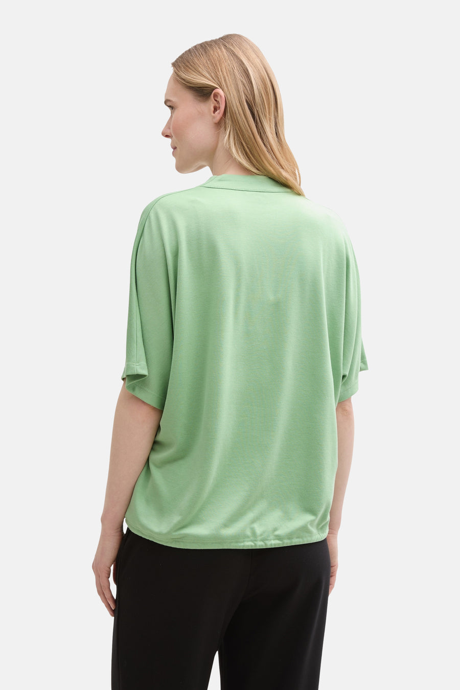 T-shirt vert à manches courtes de Tom Tailor, porté avec un pantalon noir, vue arrière.
