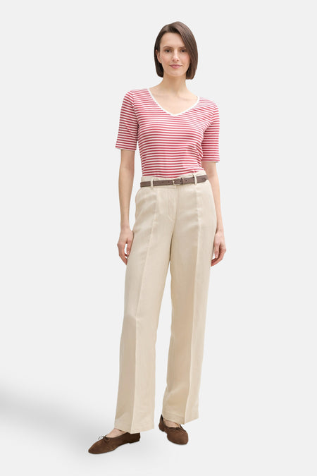 Roze gestreept T-shirt met korte mouwen van Tom Tailor, gedragen met een beige broek, riem en bruine schoenen.