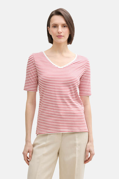 Roze gestreept T-shirt van Tom Tailor, met witte V-hals, gedragen met een beige broek.