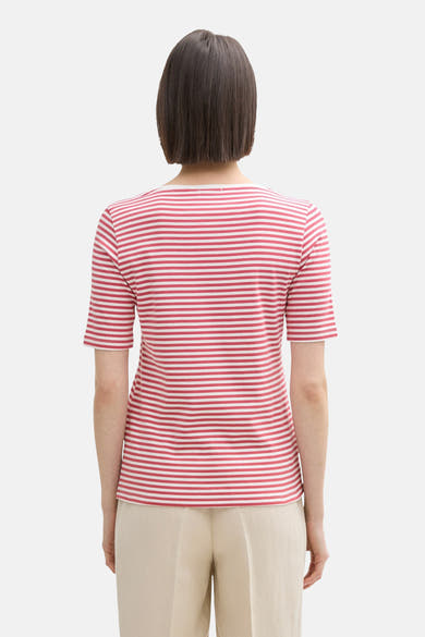 Roze T-shirt met horizontale strepen van Tom Tailor, gedragen met een beige broek, achtergezicht.