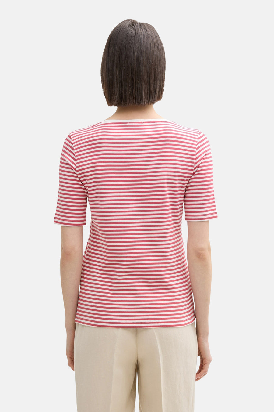 Roze T-shirt met horizontale strepen van Tom Tailor, gedragen met een beige broek, achtergezicht.