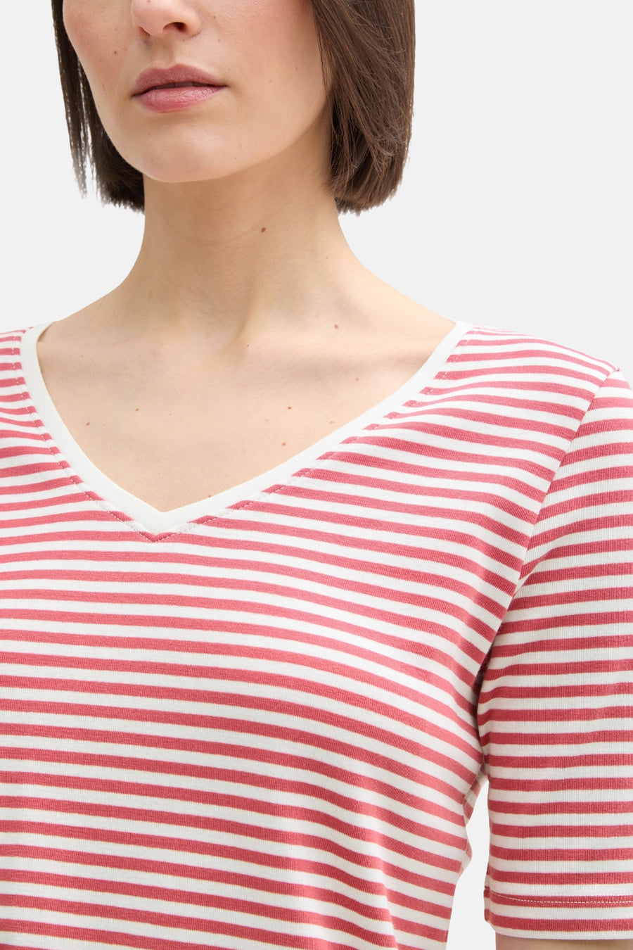 Roze T-shirt met korte mouwen van Tom Tailor, met witte horizontale strepen, V-hals.