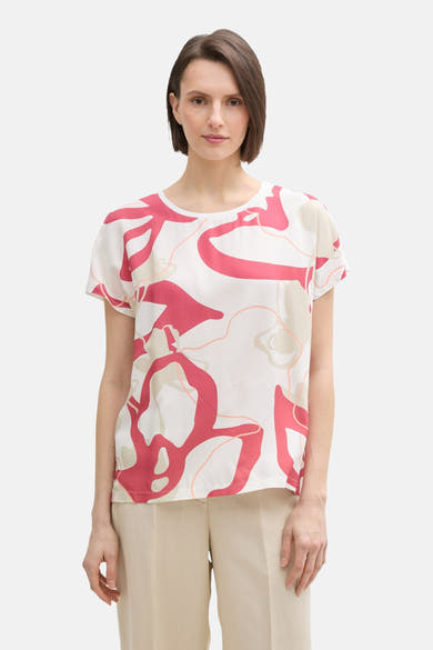 Multikleurig blouse met korte mouwen van Tom Tailor met een rood abstract patroon en een beige broek.