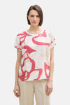 Multikleurig blouse met korte mouwen van Tom Tailor met een rood abstract patroon en een beige broek.