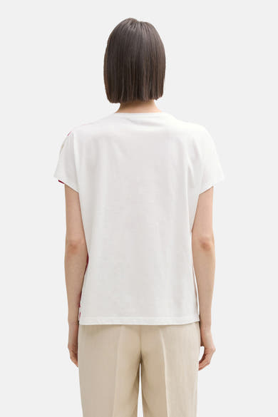 Multikleurig blouse met korte mouwen van Tom Tailor, van achteren gezien, gedragen met een beige broek.