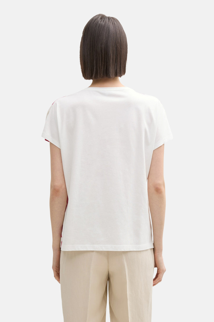 Multikleurig blouse met korte mouwen van Tom Tailor, van achteren gezien, gedragen met een beige broek.