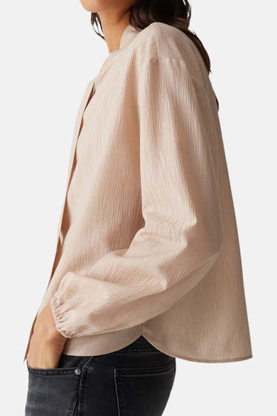Beige blouse met lange mouwen van OPUS, met plooitextuur en zichtbare knoopsluiting.
