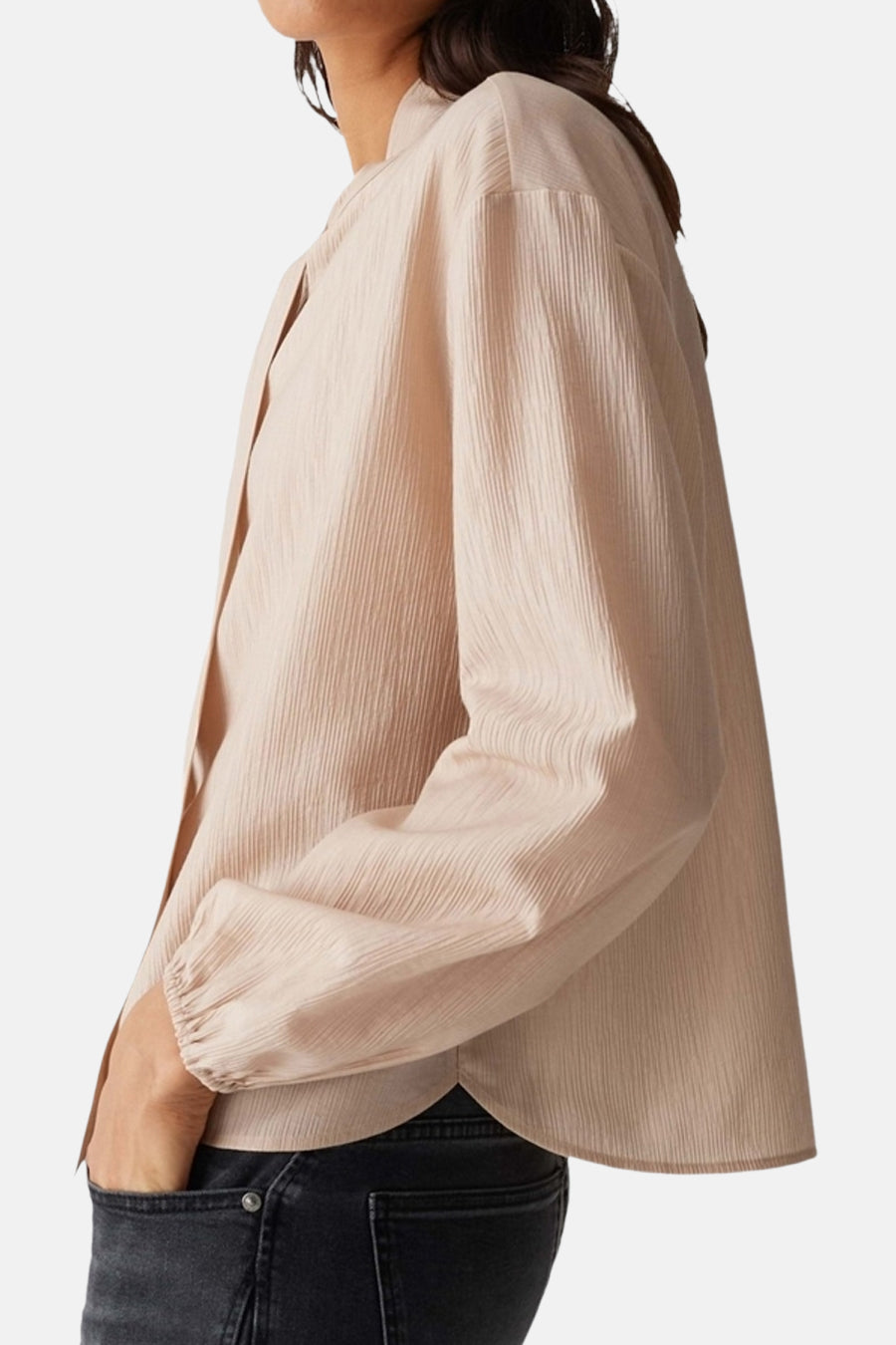 Beige blouse met lange mouwen van OPUS, met plooitextuur en zichtbare knoopsluiting.