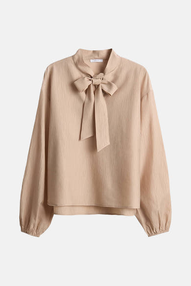 Beige blouse met lange mouwen van OPUS, met een strikkraag en een geplooide textuur.