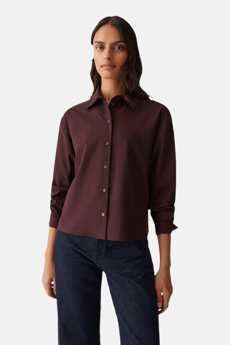 Chemise bordeaux à manches longues par OPUS, en coton à rayures verticales, portée avec un jean foncé.