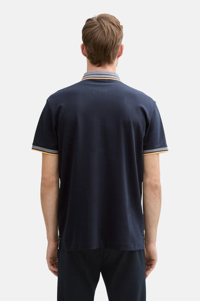 Donkerblauw poloshirt met korte mouwen van Tom Tailor, met gestreepte kraag en mouwen. Achterzicht.