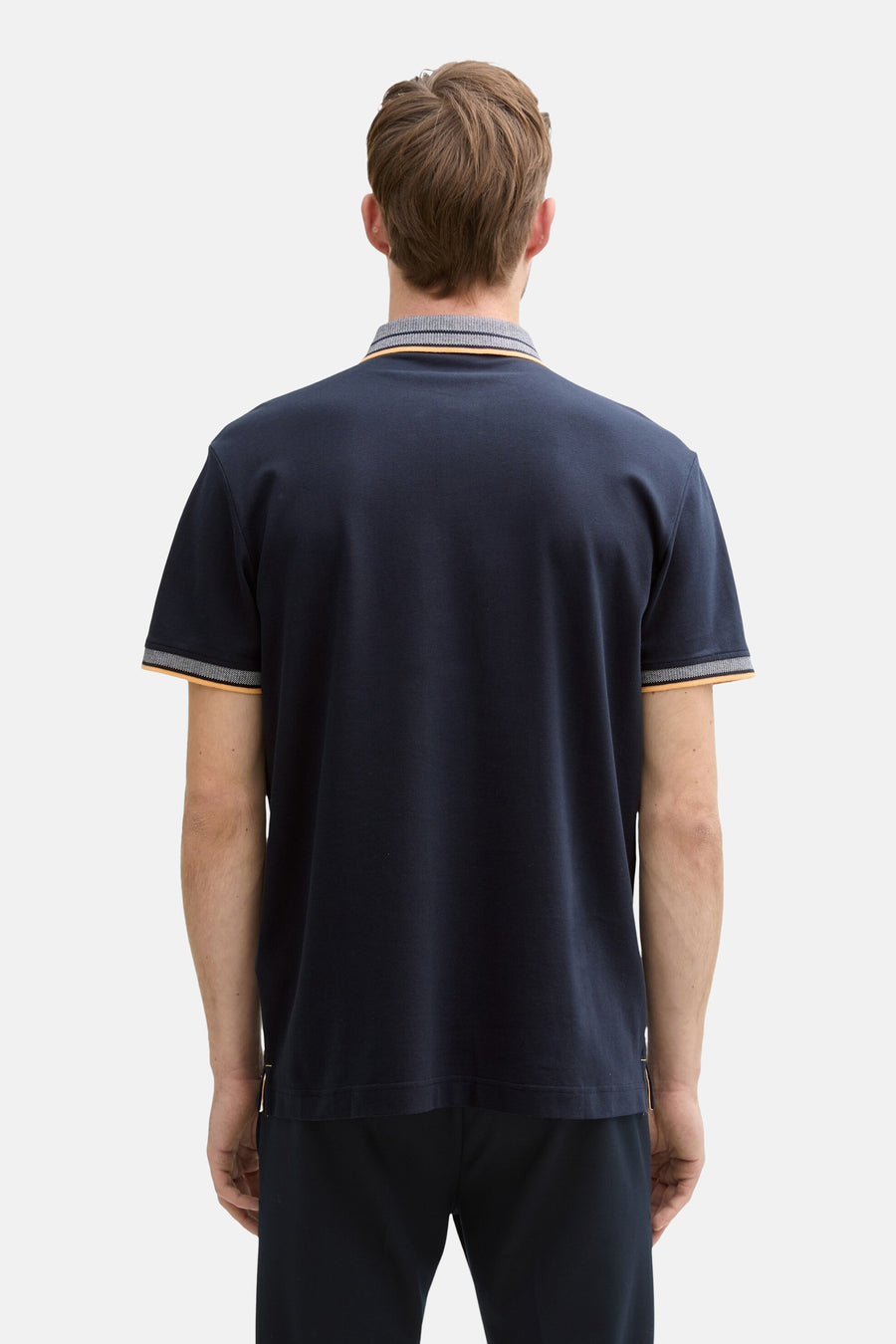 Donkerblauw poloshirt met korte mouwen van Tom Tailor, met gestreepte kraag en mouwen. Achterzicht.