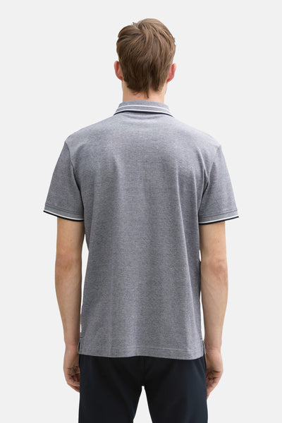 Blauwe Tom Tailor polo met korte mouwen, gestreepte kraag en mouwboorden, achterzijde.