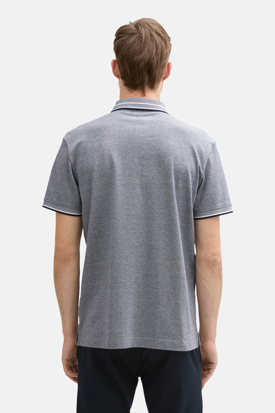 Blauwe Tom Tailor polo met korte mouwen, gestreepte kraag en mouwboorden, achterzijde.