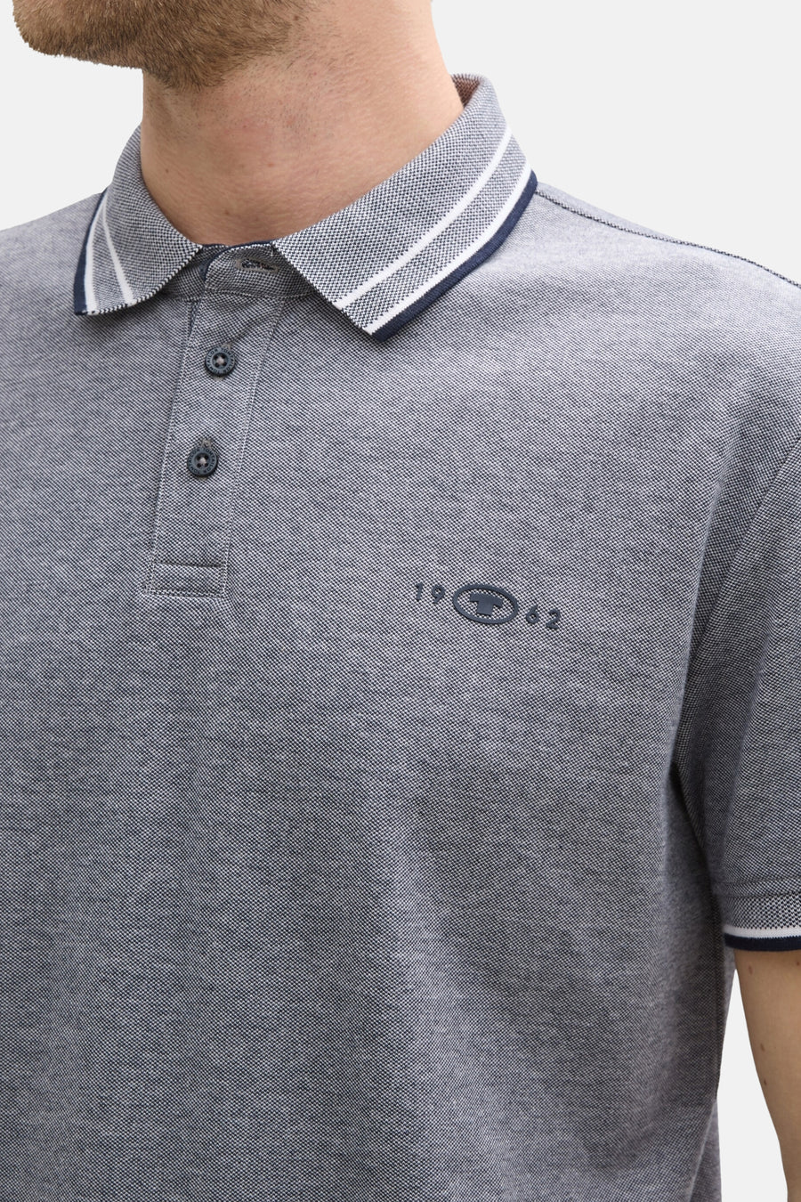 Blauw poloshirt met korte mouwen van Tom Tailor, met gestreepte kraag en discreet geborduurd logo.