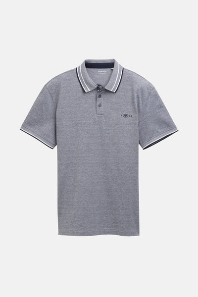 Blauw poloshirt met korte mouwen van Tom Tailor, met contrasterende strepen op de kraag en mouwen, en een discreet logo.