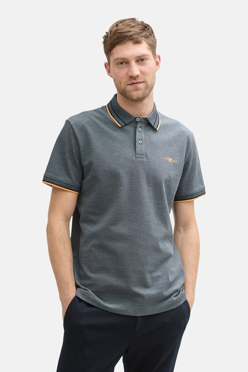 Blauw poloshirt met korte mouwen van Tom Tailor, gestreept detail op de kraag en mouwen, achterzijde.