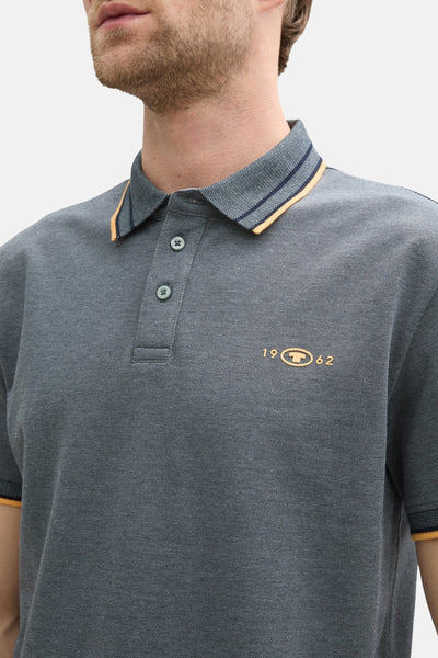 Blauw poloshirt met korte mouwen van Tom Tailor, met geborduurd embleem en contrasterende gestreepte kraag.