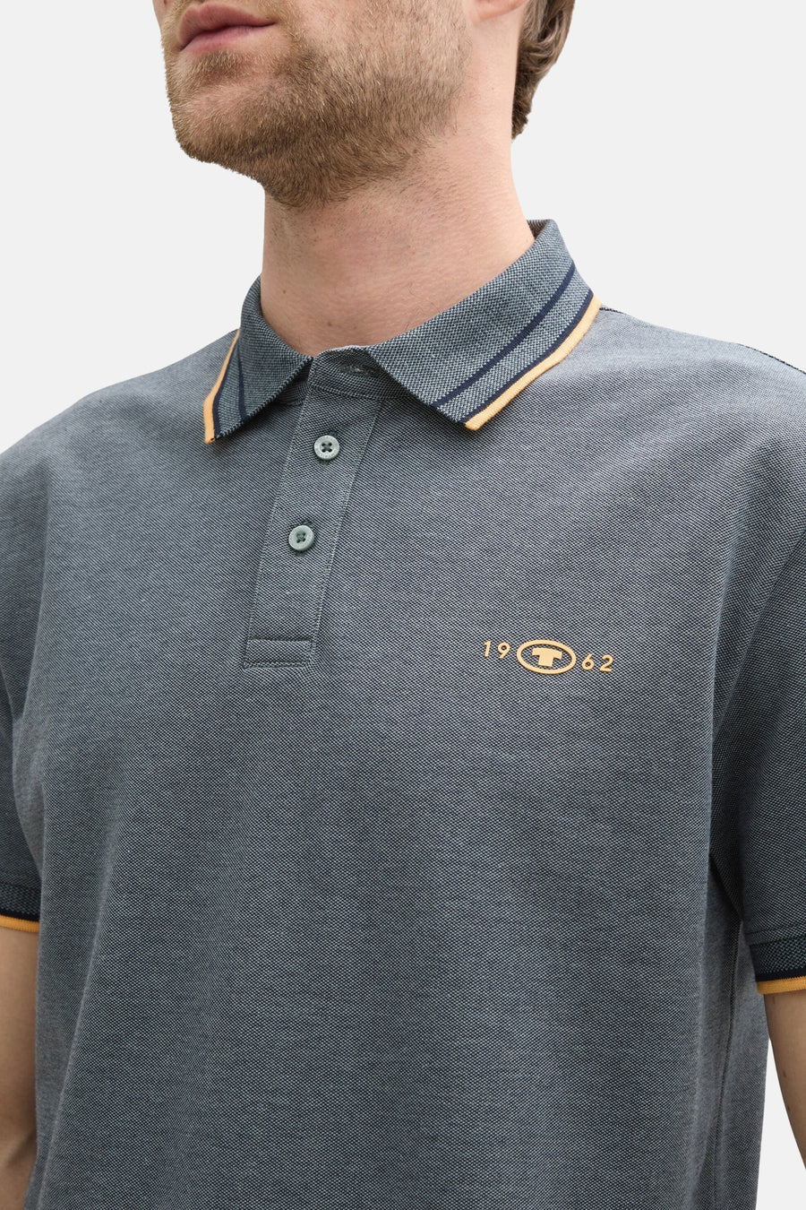 Blauw poloshirt met korte mouwen van Tom Tailor, met geborduurd embleem en contrasterende gestreepte kraag.