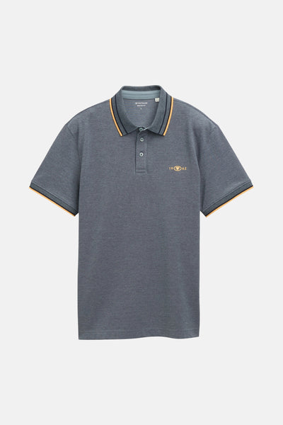 Blauw poloshirt met korte mouwen van Tom Tailor, met contrasterende strepen op de kraag en mouwen, geborduurd logo.