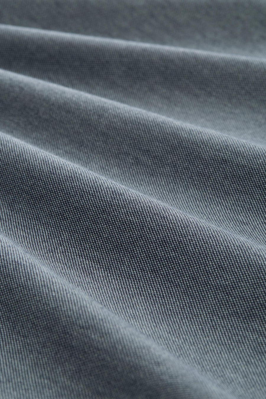 Blauwe polo met korte mouwen van Tom Tailor, in getextureerde stof met subtiele plooien.