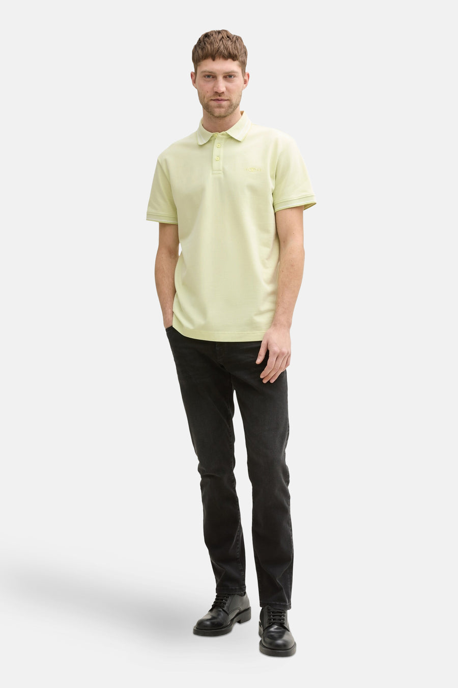 Polo à manches courtes vert de Tom Tailor, porté avec un pantalon noir et des chaussures en cuir noires.