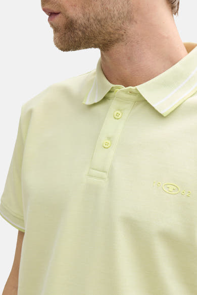 Lichtgroen poloshirt met korte mouwen van Tom Tailor, met witte strepen op de kraag en geborduurd logo.