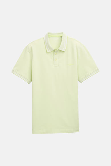 Groen poloshirt met korte mouwen van Tom Tailor, met witte randen aan de kraag en mouwen.