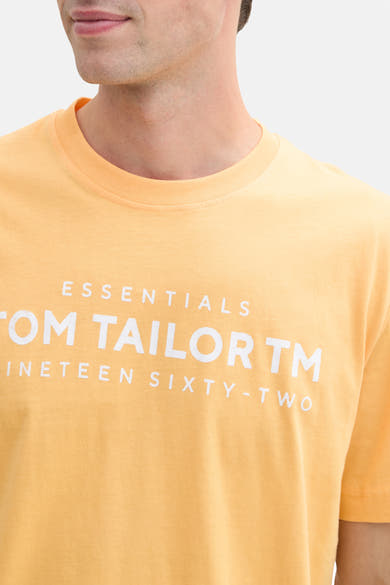 Oranje T-shirt met korte mouwen van Tom Tailor, met een witte letterprint op de voorkant.