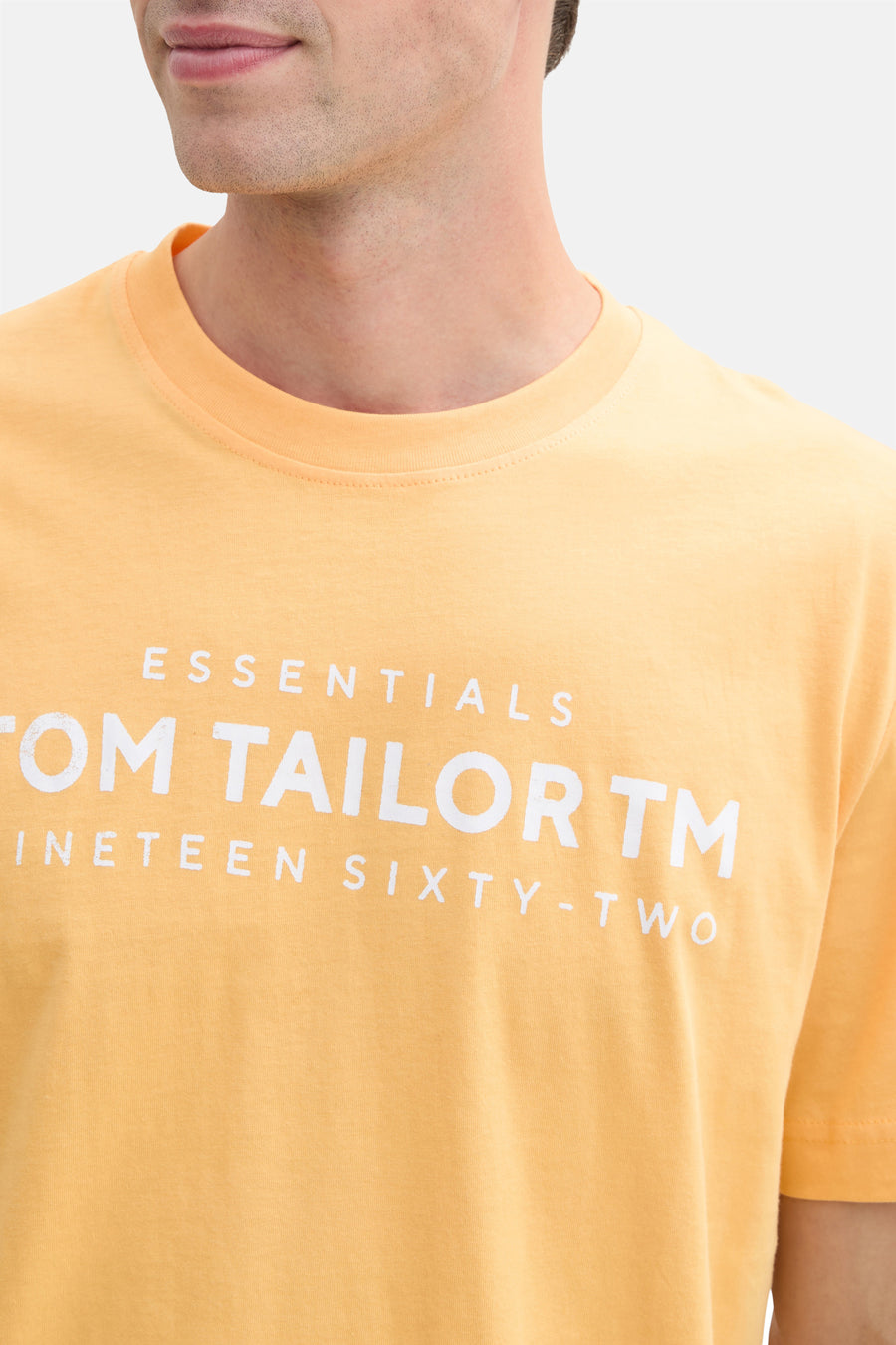 Oranje T-shirt met korte mouwen van Tom Tailor, met een witte letterprint op de voorkant.