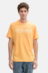 Oranje T-shirt met korte mouwen van Tom Tailor, met witte print, gedragen met een spijkerbroek.